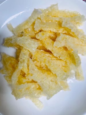 Faire tremper la couenne 30 minutes à l’avance. Une fois ramollie, la couper en lanières régulières pour faciliter la cuisson.