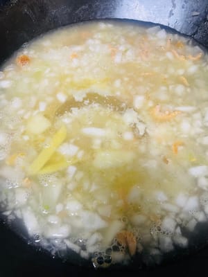 Sauté pour rehausser l'arôme : Versez une cuillerée d'huile de cuisson dans une poêle à feu moyen-doux. Ajoutez les crevettes séchées égouttées et les pétoncles et faites sauter jusqu'à ce qu'ils soient parfumés. Ajoutez le melon d'hiver haché et continuez à sauter pendant quelques minutes.
