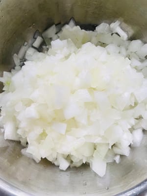 Préparez le melon d'hiver en le coupant en petits morceaux, en veillant à ce qu'ils soient de taille uniforme.