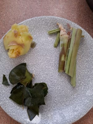 Schiacciate lo zenzero, la citronella e le foglie di lime e strappatele in 3 o 4 pezzi in modo che sprigionino l'aroma delle foglie di lime.