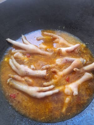 Preparare una padella, aggiungere 2 cucchiai di olio da cucina, quindi soffriggere le spezie fino a quando non saranno fragranti, aggiungere foglie di lime, citronella, curcuma in polvere, pepe in polvere, zucchero di canna e aggiungere le zampe di pollo, mescolare, aggiungere salsa di soia, sale e brodo in polvere (1/2 cucchiaino di sale e 1 cucchiaino di brodo in polvere) aggiungere ± 600 ml di acqua. Cuocere a fuoco medio fino a quando saranno tenere / finché l'acqua non si sarà ritirata. Quindi coprire.