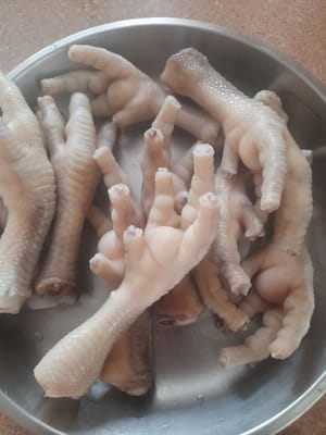 Lavare le zampe del pollo, tagliare le unghie, far bollire brevemente le zampe per ±5 minuti per rimuovere lo sporco, quindi scolare.