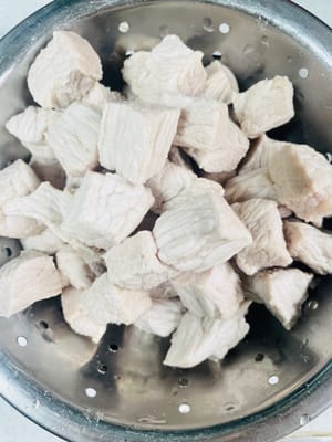 Fleisch zum ersten Mal zubereiten
Das Fleisch in einen Topf mit kaltem Wasser geben, Ingwerscheiben und Kochwein hinzufügen, bei starker Hitze aufkochen, den Schaum abschöpfen, das Fleisch herausnehmen und das Oberflächenfett mit warmem Wasser abspülen (damit das Fleisch nicht zäh wird).