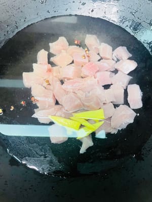 第一次煮肉
冷水下锅，锅里加姜片、料酒，大火煮开后撇净浮沫，捞出用温水冲洗表面油脂（避免肉质变柴）。