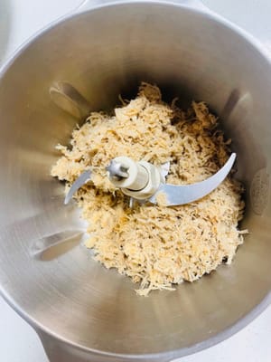 Wok-Variante: Alle Zutaten in den Wok geben und braten, bis sie leicht trocken und seidig sind (nicht zu trocken, sonst zerfallen sie beim späteren Samtieren zu Pulver). Bei mittlerer oder niedriger Hitze braten, aber nicht nur bei niedriger Hitze.