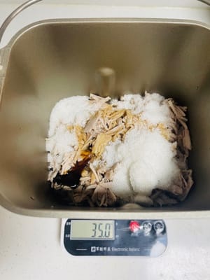 20 g Sojasauce + 5 g Austernsauce + 35 g Zucker + 2 Prise Salz + 40 g Speiseöl (um den Geschmack zu verbessern und ein Anhaften zu verhindern) zum zerkleinerten Schweinefleisch geben und gut vermischen.