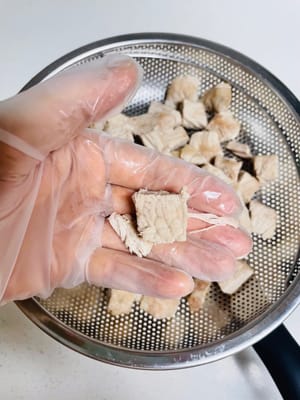 手工撕肉碎：肉块捞出稍晾，用厨房纸吸干表面水分（水分太多影响后续翻炒）。
捏碎+擀压：戴手套捏碎肉块，装入保鲜袋用擀面杖反复擀压（比直接撕更细腻，省时省力！），至肉纤维松散无结块。