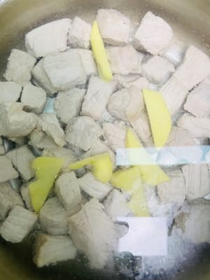 Fleisch zum zweiten Mal garen.
Schnellkochtopf-Variante: Fleisch + Ingwerscheiben + heißes Wasser (Zutaten bedecken), nach dem Kochen 15 Minuten ziehen lassen, herausnehmen, abspülen, abtropfen lassen und abkühlen lassen. Die Suppe beiseitestellen (mit Salz und gehackten Frühlingszwiebeln als Brühe verwenden – so lecker!).
Schnellkochtopf-Variante: Für die Schüchternen: 1 Stunde kochen und köcheln lassen. Zwischendurch heißes Wasser hinzufügen, damit das Fleisch nicht durch den Temperaturunterschied zäh wird.