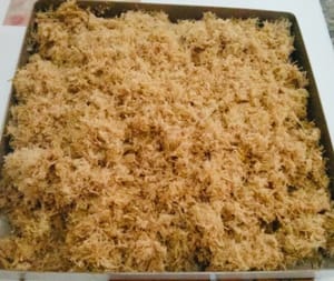 Das zerkleinerte Fleisch vermischen und in den Brotbackautomaten geben. Die Funktion „Fleischflocken“ starten (falls nicht verfügbar, „Marmelade“ wählen). Nach dem ersten Programm beobachten. Bei hoher Luftfeuchtigkeit erneut starten, bis das Brot locker wird (ich habe es zweimal gemacht).