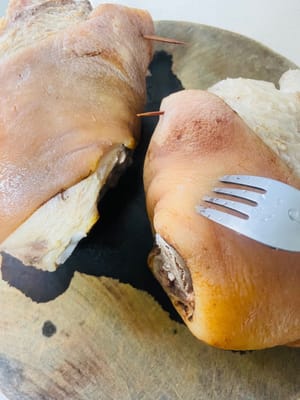 Die Schwarte einstechen und die Sauce auftragen. Die Feuchtigkeit vom Schweinshaxen mit Küchenpapier aufsaugen. Die Schwarte mit einer Gabel fest einstechen (damit sie die Aromen besser aufnimmt) und braten, bis sie ein tigerfellartiges Muster entwickelt. Anschließend die Farbsauce mehrmals mit einem Pinsel auftragen, um eine gleichmäßige Farbe zu erzielen.