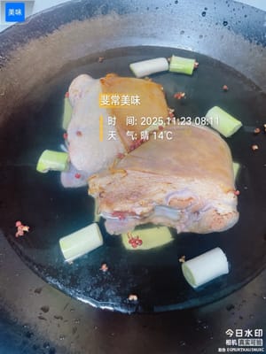 Blanching untuk menghilangkan bau amis. Masukkan daging babi ke dalam panci berisi air dingin, tambahkan arak masak, irisan daun bawang, merica Sichuan, dan irisan jahe. Setelah air mendidih, buang busanya dan masak selama 30 menit lagi. Angkat dan bilas hingga bersih. Langkah ini bertujuan untuk menghilangkan bau amis dan membuat daging babi lebih bersih.