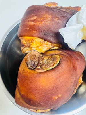 Tusuk kulit dan oleskan saus. Gunakan tisu dapur untuk menyerap kelembapan dari daging babi. Gunakan garpu untuk menusuk kulit dengan kuat (agar daging babi lebih mudah menyerap rasa dan menciptakan pola kulit harimau saat digoreng). Kemudian, gunakan kuas untuk mengoleskan saus pewarna beberapa kali agar warnanya lebih merata.