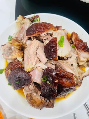 Dip-Sauce zubereiten und genießen! 1. Ich mag die erfrischende und leichte Variante: Gehackten Knoblauch und Chilipulver in eine Schüssel geben und mit heißem Öl übergießen, damit sich das Aroma entfaltet. 3 EL Sojasauce, 2 EL gereiften Essig, einige Tropfen Sesamöl, 1 TL Salz, 1 TL Zucker, etwas Hühnerbrühe und 1 EL Austernsauce hinzufügen. Mit gehackten Frühlingszwiebeln und gerösteten Sesamsamen bestreuen.