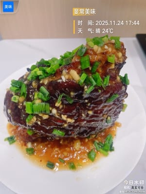 2. Ingwer-Essig-Sauce (für 1 Schweinshaxe)
Zutaten: 1 EL Pixian-Chilibohnenpaste, 10 g gehackter Ingwer, 8 g gehackter Knoblauch, 0,5 EL Austernsauce, eine Prise Salz, eine Prise Zucker, 1 EL helle Sojasauce, 150 ml Wasser, 3 g Speisestärke + 10 ml Wasser (Speisestärkemischung), 0,5 EL gereifter Essig, gehackte Frühlingszwiebeln nach Bedarf.

Zubereitung (niedrige Hitze): Öl in einem Wok erhitzen, gehackten Ingwer und Knoblauch hinzufügen und anbraten, bis sie duften. Chilibohnenpaste hinzufügen und unter Rühren anbraten, bis das Öl rot wird. Gewürze hinzufügen und gut vermischen. Wasser hinzufügen und zum Kochen bringen. Mit der Speisestärkemischung andicken. Essig hinzufügen und über die Schweinshaxe gießen. Mit gehackten Frühlingszwiebeln bestreuen.