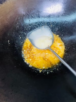 2. Ingwer-Essig-Sauce (für 1 Schweinshaxe)
Zutaten: 1 EL Pixian-Chilibohnenpaste, 10 g gehackter Ingwer, 8 g gehackter Knoblauch, 0,5 EL Austernsauce, eine Prise Salz, eine Prise Zucker, 1 EL helle Sojasauce, 150 ml Wasser, 3 g Speisestärke + 10 ml Wasser (Speisestärkemischung), 0,5 EL gereifter Essig, gehackte Frühlingszwiebeln nach Bedarf.

Zubereitung (niedrige Hitze): Öl in einem Wok erhitzen, gehackten Ingwer und Knoblauch hinzufügen und anbraten, bis sie duften. Chilibohnenpaste hinzufügen und unter Rühren anbraten, bis das Öl rot wird. Gewürze hinzufügen und gut vermischen. Wasser hinzufügen und zum Kochen bringen. Mit der Speisestärkemischung andicken. Essig hinzufügen und über die Schweinshaxe gießen. Mit gehackten Frühlingszwiebeln bestreuen.