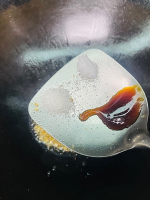 2. Ingwer-Essig-Sauce (für 1 Schweinshaxe)
Zutaten: 1 EL Pixian-Chilibohnenpaste, 10 g gehackter Ingwer, 8 g gehackter Knoblauch, 0,5 EL Austernsauce, eine Prise Salz, eine Prise Zucker, 1 EL helle Sojasauce, 150 ml Wasser, 3 g Speisestärke + 10 ml Wasser (Speisestärkemischung), 0,5 EL gereifter Essig, gehackte Frühlingszwiebeln nach Bedarf.

Zubereitung (niedrige Hitze): Öl in einem Wok erhitzen, gehackten Ingwer und Knoblauch hinzufügen und anbraten, bis sie duften. Chilibohnenpaste hinzufügen und unter Rühren anbraten, bis das Öl rot wird. Gewürze hinzufügen und gut vermischen. Wasser hinzufügen und zum Kochen bringen. Mit der Speisestärkemischung andicken. Essig hinzufügen und über die Schweinshaxe gießen. Mit gehackten Frühlingszwiebeln bestreuen.