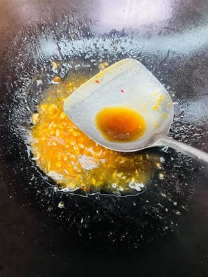 2. Ingwer-Essig-Sauce (für 1 Schweinshaxe)
Zutaten: 1 EL Pixian-Chilibohnenpaste, 10 g gehackter Ingwer, 8 g gehackter Knoblauch, 0,5 EL Austernsauce, eine Prise Salz, eine Prise Zucker, 1 EL helle Sojasauce, 150 ml Wasser, 3 g Speisestärke + 10 ml Wasser (Speisestärkemischung), 0,5 EL gereifter Essig, gehackte Frühlingszwiebeln nach Bedarf.

Zubereitung (niedrige Hitze): Öl in einem Wok erhitzen, gehackten Ingwer und Knoblauch hinzufügen und anbraten, bis sie duften. Chilibohnenpaste hinzufügen und unter Rühren anbraten, bis das Öl rot wird. Gewürze hinzufügen und gut vermischen. Wasser hinzufügen und zum Kochen bringen. Mit der Speisestärkemischung andicken. Essig hinzufügen und über die Schweinshaxe gießen. Mit gehackten Frühlingszwiebeln bestreuen.