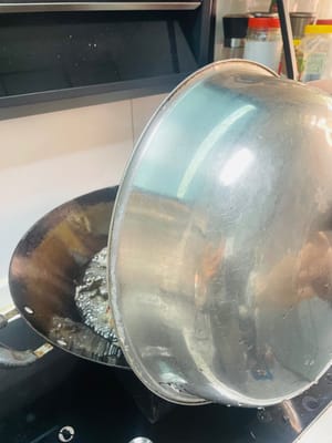 Frittieren für Tigerhaut. Reichlich Öl in einen Topf geben und auf 50 % der maximalen Temperatur erhitzen. Die getrocknete Schweinshaxe in das Öl geben und ca. 10 Minuten frittieren, bis die Haut goldbraun ist (Vorsicht vor Fettspritzern; ein Deckel kann verwendet werden). Die frittierte Haut wirft beim Erhitzen Falten, daher der Name „Tigerhaut“.