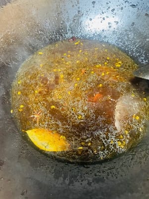 Zutaten anbraten und Brühe zubereiten. Einen Wok mit kaltem Öl bei niedriger Hitze erhitzen. Zuerst Ingwerscheiben anbraten, bis sie duften, dann Kandiszucker hinzufügen und unter Rühren karamellisieren lassen. Pixian-Chilibohnenpaste hinzufügen und unter Rühren anbraten, bis das Öl rot wird. Anschließend die restlichen Gewürze hinzufügen und unter Rühren anbraten. So viel heißes Wasser angießen, dass die Schweinshaxe bedeckt ist, und etwa 1 Esslöffel Salz hinzufügen (abschmecken; die Brühe sollte leicht salzig sein). Zum Kochen bringen und dann vom Herd nehmen. Durch das Anbraten von Zucker und Chilibohnenpaste erhält die Brühe ihre rote, glänzende Farbe, die Gewürze sorgen für einen reichhaltigeren Geschmack.