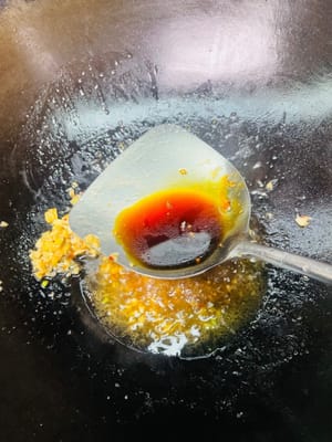 2. Ingwer-Essig-Sauce (für 1 Schweinshaxe)
Zutaten: 1 EL Pixian-Chilibohnenpaste, 10 g gehackter Ingwer, 8 g gehackter Knoblauch, 0,5 EL Austernsauce, eine Prise Salz, eine Prise Zucker, 1 EL helle Sojasauce, 150 ml Wasser, 3 g Speisestärke + 10 ml Wasser (Speisestärkemischung), 0,5 EL gereifter Essig, gehackte Frühlingszwiebeln nach Bedarf.

Zubereitung (niedrige Hitze): Öl in einem Wok erhitzen, gehackten Ingwer und Knoblauch hinzufügen und anbraten, bis sie duften. Chilibohnenpaste hinzufügen und unter Rühren anbraten, bis das Öl rot wird. Gewürze hinzufügen und gut vermischen. Wasser hinzufügen und zum Kochen bringen. Mit der Speisestärkemischung andicken. Essig hinzufügen und über die Schweinshaxe gießen. Mit gehackten Frühlingszwiebeln bestreuen.