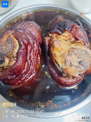 Dämpfen, bis das Fleisch zart und weich ist. Geben Sie ausreichend Wasser in einen Topf, legen Sie die Schweinshaxe hinein und dämpfen Sie sie darüber. Sobald das Wasser kocht, reduzieren Sie die Hitze und dämpfen Sie die Haxe 3 Stunden lang – langsames Dämpfen macht sie zart, aromatisch und saftig. Die acht berühmten Gerichte aus Sichuan und Chongqing müssen gedämpft werden, und langsames Dämpfen ist der Schlüssel zum Geschmack. Falls Sie unbedingt einen Schnellkochtopf verwenden möchten 😂, starten Sie die Zeitmessung nach dem Druckabbau und garen Sie die Haxe 45 Minuten lang.

Schmeißen Sie die Brühe vom Dämpfen der Schweinshaxe nicht weg; sie ist die Essenz! Verwenden Sie diese Brühe zum Kochen von Nudeln, und der Umami-Geschmack wird überwältigend sein. Jede Nudel wird vom fleischigen Aroma umhüllt, sodass jeder Schlürfen unglaublich befriedigend ist. Sie eignet sich auch hervorragend für die Zubereitung von Reisbrei; der Reis saugt die reichhaltige Brühe auf und wird herzhaft und aromatisch mit einem Hauch von fleischiger Frische, nicht ölig oder fettig, einfach perfekt. Ob man es mit Nudeln mischt oder Reisbrei zubereitet, es ist einfach zuzubereiten und unglaublich lecker, besser als jedes andere Gewürz.