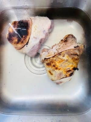 Schwarte anbraten und reinigen. Die Schwarte der Schweinshaxe goldbraun anbraten. Dadurch werden der fischige Geruch und Schmutz entfernt. Anschließend in warmem Wasser einweichen, um sie weicher zu machen, und dann die angebrannten Stellen mit einem Messer abkratzen.