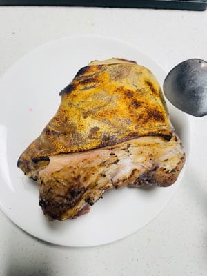 Schwarte anbraten und reinigen. Die Schwarte der Schweinshaxe goldbraun anbraten. Dadurch werden der fischige Geruch und Schmutz entfernt. Anschließend in warmem Wasser einweichen, um sie weicher zu machen, und dann die angebrannten Stellen mit einem Messer abkratzen.