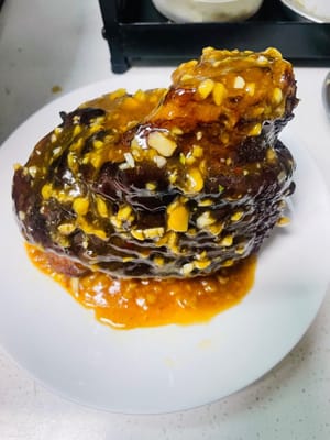 2. Ingwer-Essig-Sauce (für 1 Schweinshaxe)
Zutaten: 1 EL Pixian-Chilibohnenpaste, 10 g gehackter Ingwer, 8 g gehackter Knoblauch, 0,5 EL Austernsauce, eine Prise Salz, eine Prise Zucker, 1 EL helle Sojasauce, 150 ml Wasser, 3 g Speisestärke + 10 ml Wasser (Speisestärkemischung), 0,5 EL gereifter Essig, gehackte Frühlingszwiebeln nach Bedarf.

Zubereitung (niedrige Hitze): Öl in einem Wok erhitzen, gehackten Ingwer und Knoblauch hinzufügen und anbraten, bis sie duften. Chilibohnenpaste hinzufügen und unter Rühren anbraten, bis das Öl rot wird. Gewürze hinzufügen und gut vermischen. Wasser hinzufügen und zum Kochen bringen. Mit der Speisestärkemischung andicken. Essig hinzufügen und über die Schweinshaxe gießen. Mit gehackten Frühlingszwiebeln bestreuen.