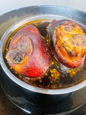 Dämpfen, bis das Fleisch zart und weich ist. Geben Sie ausreichend Wasser in einen Topf, legen Sie die Schweinshaxe hinein und dämpfen Sie sie darüber. Sobald das Wasser kocht, reduzieren Sie die Hitze und dämpfen Sie die Haxe 3 Stunden lang – langsames Dämpfen macht sie zart, aromatisch und saftig. Die acht berühmten Gerichte aus Sichuan und Chongqing müssen gedämpft werden, und langsames Dämpfen ist der Schlüssel zum Geschmack. Falls Sie unbedingt einen Schnellkochtopf verwenden möchten 😂, starten Sie die Zeitmessung nach dem Druckabbau und garen Sie die Haxe 45 Minuten lang.

Schmeißen Sie die Brühe vom Dämpfen der Schweinshaxe nicht weg; sie ist die Essenz! Verwenden Sie diese Brühe zum Kochen von Nudeln, und der Umami-Geschmack wird überwältigend sein. Jede Nudel wird vom fleischigen Aroma umhüllt, sodass jeder Schlürfen unglaublich befriedigend ist. Sie eignet sich auch hervorragend für die Zubereitung von Reisbrei; der Reis saugt die reichhaltige Brühe auf und wird herzhaft und aromatisch mit einem Hauch von fleischiger Frische, nicht ölig oder fettig, einfach perfekt. Ob man es mit Nudeln mischt oder Reisbrei zubereitet, es ist einfach zuzubereiten und unglaublich lecker, besser als jedes andere Gewürz.