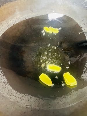 Zutaten anbraten und Brühe zubereiten. Einen Wok mit kaltem Öl bei niedriger Hitze erhitzen. Zuerst Ingwerscheiben anbraten, bis sie duften, dann Kandiszucker hinzufügen und unter Rühren karamellisieren lassen. Pixian-Chilibohnenpaste hinzufügen und unter Rühren anbraten, bis das Öl rot wird. Anschließend die restlichen Gewürze hinzufügen und unter Rühren anbraten. So viel heißes Wasser angießen, dass die Schweinshaxe bedeckt ist, und etwa 1 Esslöffel Salz hinzufügen (abschmecken; die Brühe sollte leicht salzig sein). Zum Kochen bringen und dann vom Herd nehmen. Durch das Anbraten von Zucker und Chilibohnenpaste erhält die Brühe ihre rote, glänzende Farbe, die Gewürze sorgen für einen reichhaltigeren Geschmack.