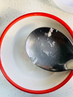 Bereiten Sie die Farbsauce zu. Verwenden Sie 1 Esslöffel süße Reisweinsauce (den Saft von fermentiertem Reis) + 1 Esslöffel dunkle Sojasauce (falls Sie keine süße Reisweinsauce haben, verwenden Sie Honig + helle Sojasauce + dunkle Sojasauce + Kochwein) – dadurch erhält die Schweinshaxe eine schöne Farbe und ein leicht süßliches Aroma.