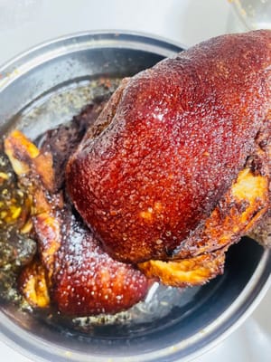 Menggoreng hingga menjadi kulit harimau. Tuang minyak banyak-banyak ke dalam panci dan panaskan hingga 50% dari suhu maksimumnya. Masukkan kaki babi kering ke dalam minyak dan goreng hingga kulitnya berwarna cokelat keemasan (hati-hati jangan sampai terkena cipratan minyak; Anda bisa menggunakan tutup panci untuk melindunginya), sekitar 10 menit. Kulit yang digoreng akan mengerut saat dipanaskan, itulah asal mula nama