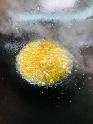 2. Ingwer-Essig-Sauce (für 1 Schweinshaxe)
Zutaten: 1 EL Pixian-Chilibohnenpaste, 10 g gehackter Ingwer, 8 g gehackter Knoblauch, 0,5 EL Austernsauce, eine Prise Salz, eine Prise Zucker, 1 EL helle Sojasauce, 150 ml Wasser, 3 g Speisestärke + 10 ml Wasser (Speisestärkemischung), 0,5 EL gereifter Essig, gehackte Frühlingszwiebeln nach Bedarf.

Zubereitung (niedrige Hitze): Öl in einem Wok erhitzen, gehackten Ingwer und Knoblauch hinzufügen und anbraten, bis sie duften. Chilibohnenpaste hinzufügen und unter Rühren anbraten, bis das Öl rot wird. Gewürze hinzufügen und gut vermischen. Wasser hinzufügen und zum Kochen bringen. Mit der Speisestärkemischung andicken. Essig hinzufügen und über die Schweinshaxe gießen. Mit gehackten Frühlingszwiebeln bestreuen.