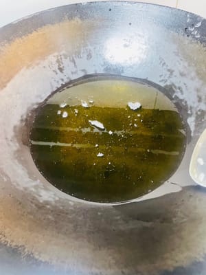 Frittieren für Tigerhaut. Reichlich Öl in einen Topf geben und auf 50 % der maximalen Temperatur erhitzen. Die getrocknete Schweinshaxe in das Öl geben und ca. 10 Minuten frittieren, bis die Haut goldbraun ist (Vorsicht vor Fettspritzern; ein Deckel kann verwendet werden). Die frittierte Haut wirft beim Erhitzen Falten, daher der Name „Tigerhaut“.