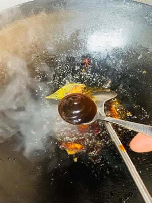 Zutaten anbraten und Brühe zubereiten. Einen Wok mit kaltem Öl bei niedriger Hitze erhitzen. Zuerst Ingwerscheiben anbraten, bis sie duften, dann Kandiszucker hinzufügen und unter Rühren karamellisieren lassen. Pixian-Chilibohnenpaste hinzufügen und unter Rühren anbraten, bis das Öl rot wird. Anschließend die restlichen Gewürze hinzufügen und unter Rühren anbraten. So viel heißes Wasser angießen, dass die Schweinshaxe bedeckt ist, und etwa 1 Esslöffel Salz hinzufügen (abschmecken; die Brühe sollte leicht salzig sein). Zum Kochen bringen und dann vom Herd nehmen. Durch das Anbraten von Zucker und Chilibohnenpaste erhält die Brühe ihre rote, glänzende Farbe, die Gewürze sorgen für einen reichhaltigeren Geschmack.