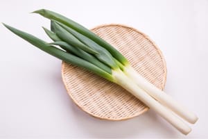 Eine halbe Frühlingszwiebel