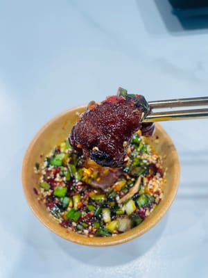 Dip-Sauce zubereiten und genießen! 1. Ich mag die erfrischende und leichte Variante: Gehackten Knoblauch und Chilipulver in eine Schüssel geben und mit heißem Öl übergießen, damit sich das Aroma entfaltet. 3 EL Sojasauce, 2 EL gereiften Essig, einige Tropfen Sesamöl, 1 TL Salz, 1 TL Zucker, etwas Hühnerbrühe und 1 EL Austernsauce hinzufügen. Mit gehackten Frühlingszwiebeln und gerösteten Sesamsamen bestreuen.