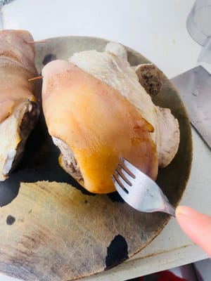 Die Schwarte einstechen und die Sauce auftragen. Die Feuchtigkeit vom Schweinshaxen mit Küchenpapier aufsaugen. Die Schwarte mit einer Gabel fest einstechen (damit sie die Aromen besser aufnimmt) und braten, bis sie ein tigerfellartiges Muster entwickelt. Anschließend die Farbsauce mehrmals mit einem Pinsel auftragen, um eine gleichmäßige Farbe zu erzielen.