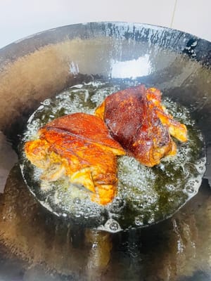 Frittieren für Tigerhaut. Reichlich Öl in einen Topf geben und auf 50 % der maximalen Temperatur erhitzen. Die getrocknete Schweinshaxe in das Öl geben und ca. 10 Minuten frittieren, bis die Haut goldbraun ist (Vorsicht vor Fettspritzern; ein Deckel kann verwendet werden). Die frittierte Haut wirft beim Erhitzen Falten, daher der Name „Tigerhaut“.