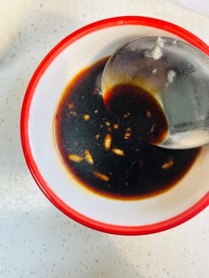 Siapkan saus pewarna. Gunakan 1 sendok makan kecap manis beras (air beras fermentasi) + 1 sendok makan kecap asin (jika tidak ada, gunakan madu + kecap asin + kecap asin + arak masak) - ini akan membuat daging babi panggang berwarna lebih indah dan memberikan aroma manis yang ringan.