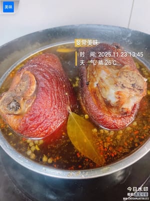 Dämpfen, bis das Fleisch zart und weich ist. Geben Sie ausreichend Wasser in einen Topf, legen Sie die Schweinshaxe hinein und dämpfen Sie sie darüber. Sobald das Wasser kocht, reduzieren Sie die Hitze und dämpfen Sie die Haxe 3 Stunden lang – langsames Dämpfen macht sie zart, aromatisch und saftig. Die acht berühmten Gerichte aus Sichuan und Chongqing müssen gedämpft werden, und langsames Dämpfen ist der Schlüssel zum Geschmack. Falls Sie unbedingt einen Schnellkochtopf verwenden möchten 😂, starten Sie die Zeitmessung nach dem Druckabbau und garen Sie die Haxe 45 Minuten lang.

Schmeißen Sie die Brühe vom Dämpfen der Schweinshaxe nicht weg; sie ist die Essenz! Verwenden Sie diese Brühe zum Kochen von Nudeln, und der Umami-Geschmack wird überwältigend sein. Jede Nudel wird vom fleischigen Aroma umhüllt, sodass jeder Schlürfen unglaublich befriedigend ist. Sie eignet sich auch hervorragend für die Zubereitung von Reisbrei; der Reis saugt die reichhaltige Brühe auf und wird herzhaft und aromatisch mit einem Hauch von fleischiger Frische, nicht ölig oder fettig, einfach perfekt. Ob man es mit Nudeln mischt oder Reisbrei zubereitet, es ist einfach zuzubereiten und unglaublich lecker, besser als jedes andere Gewürz.