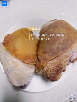 Bakar dan bersihkan kulitnya. Bakar kulit kaki babi hingga berwarna cokelat keemasan. Ini akan menghilangkan bau amis dan kotoran dari kulit babi. Setelah itu, rendam dalam air hangat hingga lunak, lalu gunakan pisau untuk mengikis bagian yang gosong.