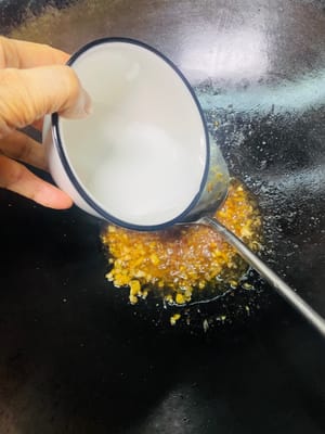 2. Ingwer-Essig-Sauce (für 1 Schweinshaxe)
Zutaten: 1 EL Pixian-Chilibohnenpaste, 10 g gehackter Ingwer, 8 g gehackter Knoblauch, 0,5 EL Austernsauce, eine Prise Salz, eine Prise Zucker, 1 EL helle Sojasauce, 150 ml Wasser, 3 g Speisestärke + 10 ml Wasser (Speisestärkemischung), 0,5 EL gereifter Essig, gehackte Frühlingszwiebeln nach Bedarf.

Zubereitung (niedrige Hitze): Öl in einem Wok erhitzen, gehackten Ingwer und Knoblauch hinzufügen und anbraten, bis sie duften. Chilibohnenpaste hinzufügen und unter Rühren anbraten, bis das Öl rot wird. Gewürze hinzufügen und gut vermischen. Wasser hinzufügen und zum Kochen bringen. Mit der Speisestärkemischung andicken. Essig hinzufügen und über die Schweinshaxe gießen. Mit gehackten Frühlingszwiebeln bestreuen.