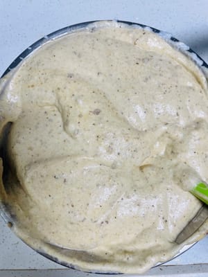 Mezclar la masa: Primero, toma 1/3 de las claras de huevo e incorpóralas a la mezcla de pasta de dátiles. Después de mezclar bien, vierte el resto de nuevo en el recipiente con las claras de huevo restantes e incorpóralas suavemente con movimientos envolventes para evitar que la masa se baje.