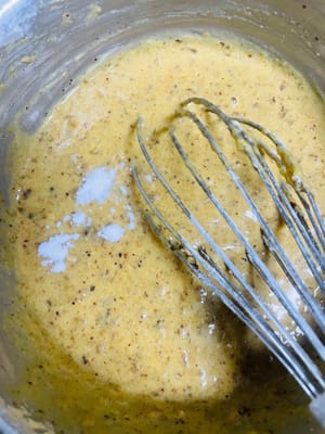 Agregar la harina y mezclar la masa: Tamizar la harina para pasteles, agregar las nueces picadas, el polvo para hornear y el bicarbonato de sodio, y mezclar hasta que no queden partículas de harina seca (puede omitir el polvo para hornear y el bicarbonato de sodio si no le gustan los agentes leudantes).