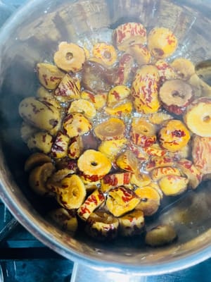 Pasta de dátiles: Añade los dátiles picados y el azúcar moreno a una olla con 200 ml de agua. Cocina a fuego lento durante 5 minutos, luego retira del fuego y deja enfriar.

Vierte los dátiles fríos y el líquido en una licuadora y licúa hasta obtener una pasta de dátiles.