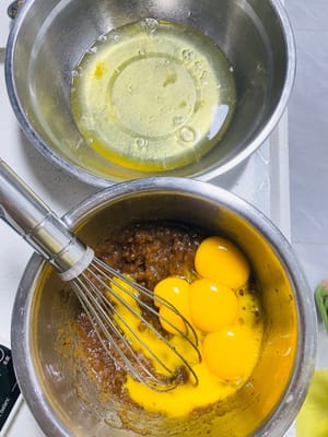 Separar las claras de las yemas: Asegúrese de que el recipiente para las claras esté libre de aceite y agua. Rompa todas las yemas en el recipiente con la pasta de dátiles. Coloque las claras en un recipiente limpio y libre de aceite.