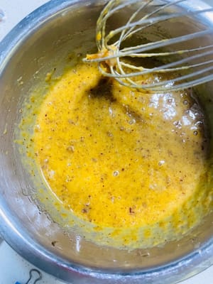 Mezclar la masa de yemas de huevo: Mezclar bien las yemas de huevo y la pasta de dátiles hasta obtener una mezcla suave y sin grumos.