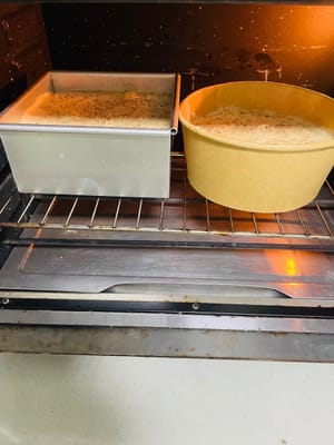 Horneado: Precaliente el horno a 130-150 °C. Coloque el molde en la rejilla inferior y hornee durante 60 minutos. Si se dora demasiado rápido, cúbralo con papel de aluminio a la mitad del tiempo de cocción para evitar que se queme (la temperatura de los hornos varía, así que ajústela ligeramente según sea necesario).

Una vez horneado, golpee el molde inmediatamente para liberar el aire y luego inviértalo sobre una rejilla para que se enfríe por completo antes de desmoldar y cortar en porciones.