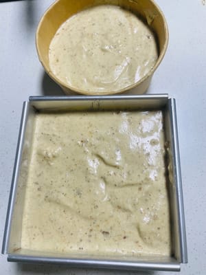 Verter y agitar: Vierta la masa en el molde hasta llenarlo al 80%. Levante el molde y golpéelo suavemente sobre la mesa varias veces para eliminar las burbujas de aire grandes. Espolvoree una capa de semillas de sésamo blanco por encima.